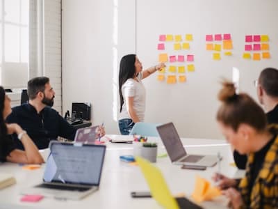 Análisis de competencia publicitaria con IA: Descubre las estrategias secretas de tus rivales